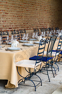特写与空的酒杯和白色盘子的一个欢乐桌设置 特别活动的餐桌布置造型水晶环境桌面服务玻璃餐巾风格桌子餐具图片
