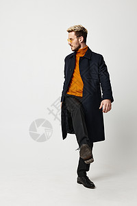 穿橙色毛衣的有活力男人 现代成年男子西装外套裤图片