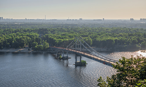 横跨乌克兰基辅的迪尼佩尔河正方形历史景观建筑名胜首都地方纪念碑建筑学晴天图片