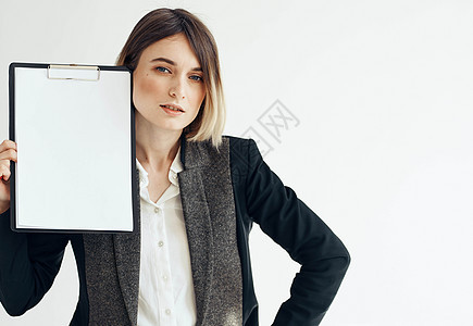 穿着夹克的漂亮女人和爸爸 记录白色纸面模型管理人员招牌女性卡片成人商务横幅快乐推介会工作室图片