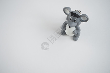 儿童玩具鼠标在白色背景上 一年的标志象征礼物年度塑料纪念品老鼠灰色鼠年情绪图片