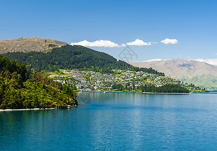 新西兰瓦卡提普湖和皇后镇海岸山脉远景高山场景环境天空反射峡湾蓝色图片