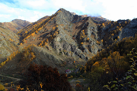 美丽的山区地貌 高山 悬崖 山河和旅游营地爬坡风景森林蓝色高地荒野娱乐叶子假期高度图片