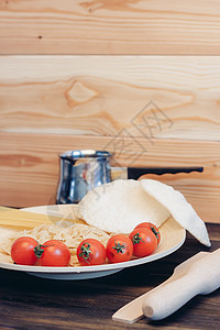 意大利用于烹饪的樱樱桃西红番茄食料石板用具食物刀具美食香料陶器盘子黑板桌子图片