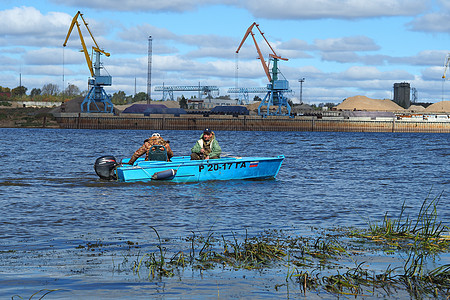 大河上的全景 河流上的生产 沙丘开采天空城市工程加载矿业种植海岸卸载生态内河图片