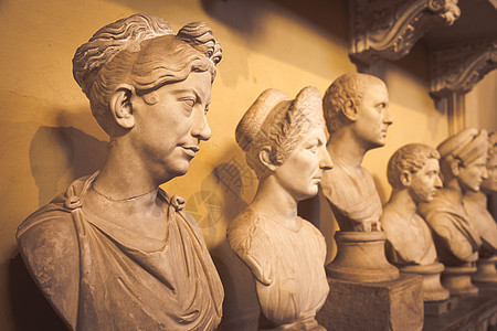 罗马梵蒂冈城梵蒂冈博物馆的古典雕像视角雕塑游客装饰品旅游石头杰作画廊大厅大理石博物馆图片