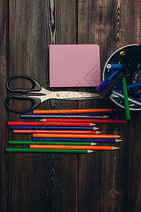 办公室剪刀 彩色铅笔 注纸蓝色蜡笔教育学校配饰红色学习桌子团体回形针图片