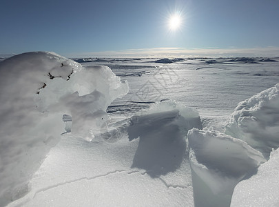 晴朗冬日的冰坡蓝色透明的冰纯蓝的天空长长的影子纯净的白雪覆盖的处女地阳光水晶脆皮生地晴天结晶太阳爬坡墙纸环境图片