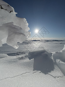 晴朗冬日的冰坡蓝色透明的冰纯蓝的天空长长的影子纯净的白雪覆盖的处女地阳光场地季节生地爬坡环境天气结晶蓝天脆皮图片