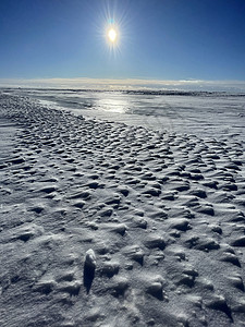 晴朗冬日的冰坡蓝色透明的冰纯蓝的天空长长的影子纯净的白雪覆盖的处女地太阳水晶阳光结晶爬坡脆皮环境蓝天天气墙纸图片