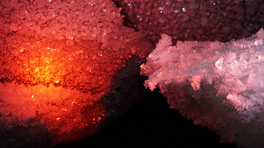 在一个冰洞穴里 有灯笼的彩色照明灯光光束旅行岩石宏观冰山钟乳石射线石笋血统山脉图片