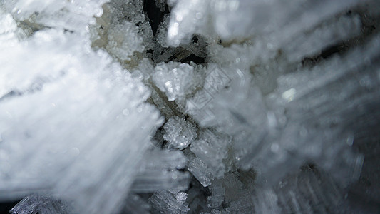 洞穴中冰生长的宏观摄影石窟石笋冰山钟乳石旅行气候岩石山脉冰川灯笼图片
