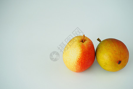 水果 两颗梨子紧贴在白色背景上花园彩色美味农业甜点宏观图片饮食季节收成背景图片