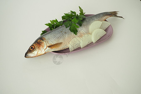 鱼 是一整只雌鹿 与洋葱和鹦鹉无分割的美食香菜鲱鱼海鲜盘子图片