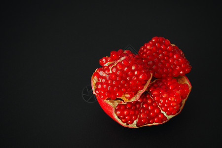 成熟石榴的果实 红果和多汁的谷物宏观黑色盘子质量背景甜点美食水果美味红色图片