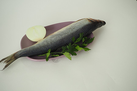 鱼 是一整只雌鹿 与洋葱和鹦鹉无分割的美食鲱鱼盘子海鲜香菜图片