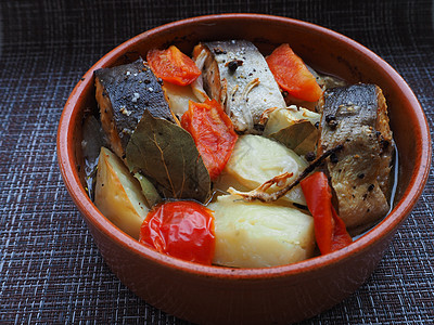 蔬菜的鱼盘午餐美食海鲜炙烤烹饪摄影土豆食品美味正方形图片