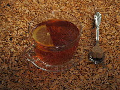 一杯加柠檬的黑茶杯子背景勺子托盘热茶茶匙红茶早餐热饮图片