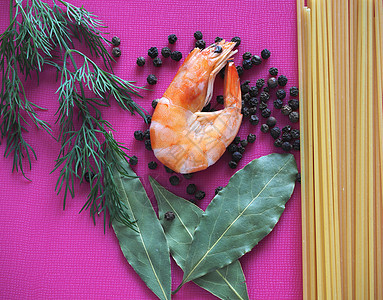 含有香料和意大利面的大虾饮食海鲜木板烹饪动物面条黑虎草本植物甲壳熟食图片