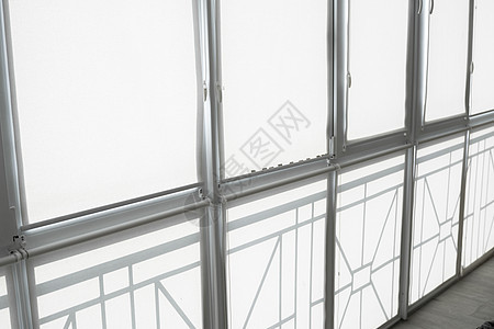 在客厅阳台的塑料窗上 有白布滚圈窗帘纺织品装饰色调阳光风格房子太阳窗户材料百叶窗图片