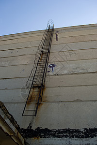 楼顶上老生锈的楼梯 废弃的工业用物品安全建筑栅栏建筑学线索领导脚步结构天空古董图片