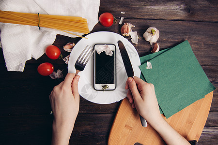 手机上用刀片切开的盘子 用一把刀吃掉木桌桌子叶子糖类用具木头烹饪厨房美食香料面条图片