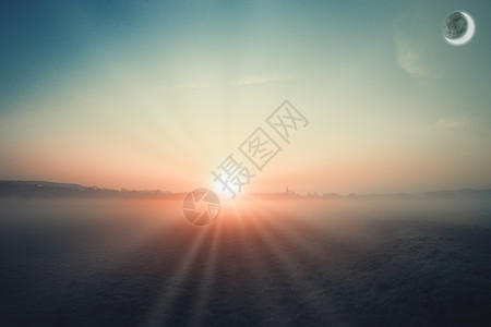 清晨在雾密的广野上 日出多彩图片