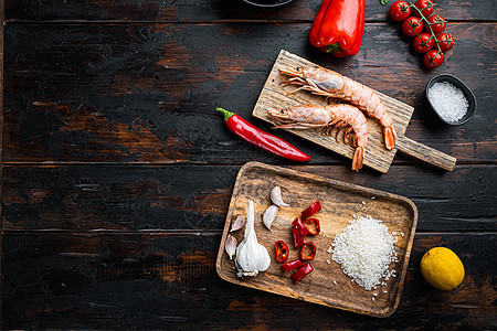 旧木制黑桌上传统的西班牙海鲜肉酱成分 带有文字空间的顶端视图图片