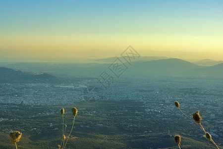 雅典上空的全景 日落时从彭泰利山中拍摄天空农村季节旅行游客风景丘陵旅游摄影地平线图片