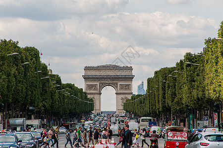 穿越拥挤的街道的人 法国人以胜利拱门为背景车辆国家旅游大街行人城市文化纪念碑交通纪念馆图片