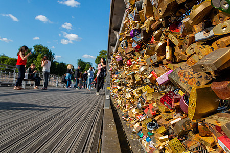 爱情墙锁在人与背景的桥上图片
