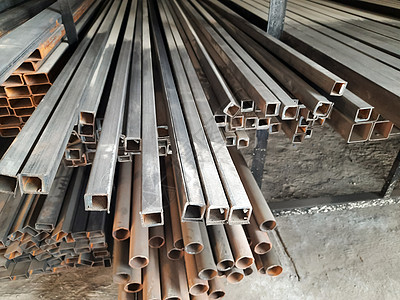 用于建筑工地的钢铁管 平方高碳金属管图片