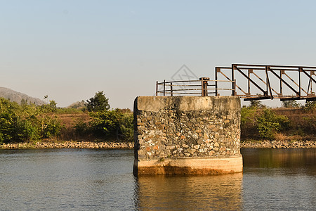 马哈拉施特拉邦小河上的旧石拱桥背景图片