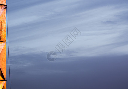 清晨天空中灰色的乌云 阳光照耀蓝色戏剧性风景多云图片