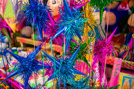 在市场上挂着的多彩而闪亮的皮娜塔商业手工传统庆典艺术工艺装饰品乐趣精神大厅图片