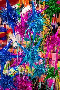 在市场上挂着的多彩而闪亮的皮娜塔艺术乐趣派对庆典商业风格手工工艺大厅精神图片