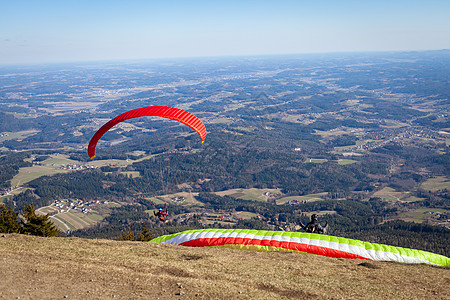 滑翔在乡村上空的降落伞上空气风险肾上腺素翅膀冒险自然闲暇活动男人自由图片