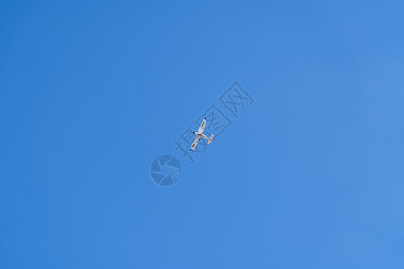 在清蓝天空中的游乐飞机图片