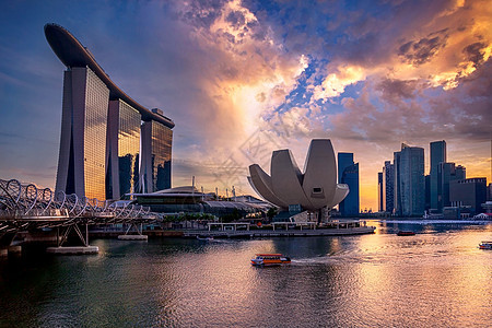 Helix桥 Marina Bay沙滩和艺术科学博物馆 其背景背景在新加坡市中心图片