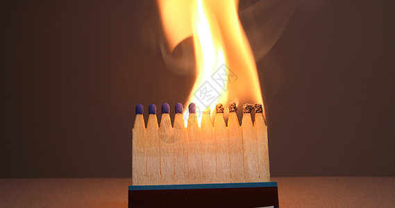 火柴烧灼木头橙子蓝色煤炭火炬燃烧火焰黄色黑色图片
