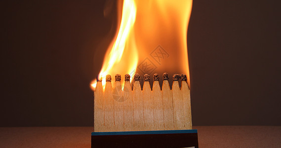 火柴烧灼黑色火炬黄色木头蓝色橙子燃烧火焰煤炭图片