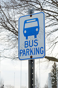 路边公车标志图片