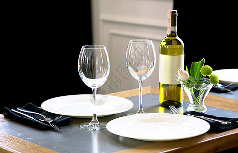 餐厅的餐桌用白盘子送餐椅子用餐玻璃俱乐部烛台奢华服务宴会食物庆典图片