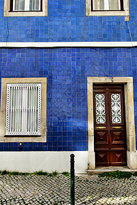 旧的 多彩多彩的有铁细节的木制门合页石头蓝色入口建筑学历史乡村房子古董临界点图片