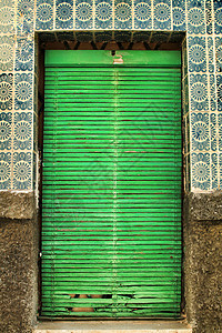 Lisbon 旧的和被损坏的瓷砖外墙石头传统建筑窗户灯笼首都围裙场景街道公寓图片