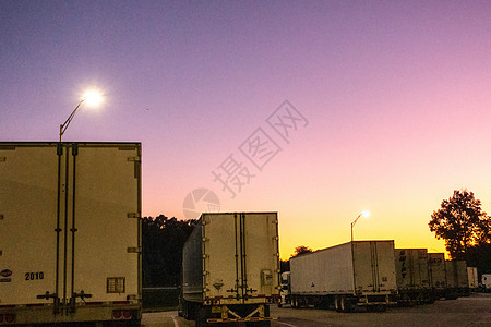 日出时休息区大型半卡车和拖车图片