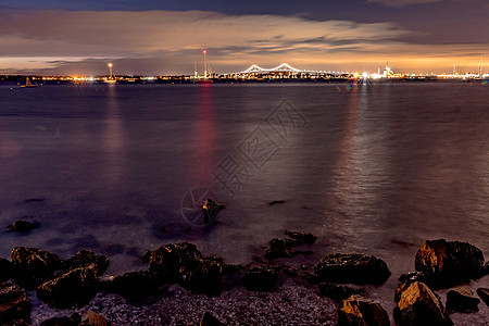 夜晚在新港rhode岛的背景桥灯塔地标高领旅行上层建筑收费摄影假期运输点燃图片