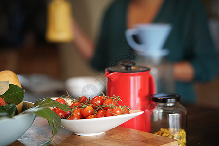 厨房菜盘中的新鲜鲜红西红番茄水果饮食盘子蔬菜生产红色食物植物柳条图片