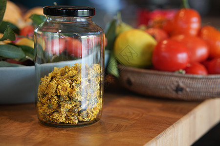 厨房玻璃罐中的干菊花 草药茶图片