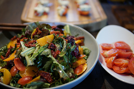 混合蔬菜沙拉加橄榄油叶子沙拉蔬菜美食食物饮食盘子午餐绿色图片
